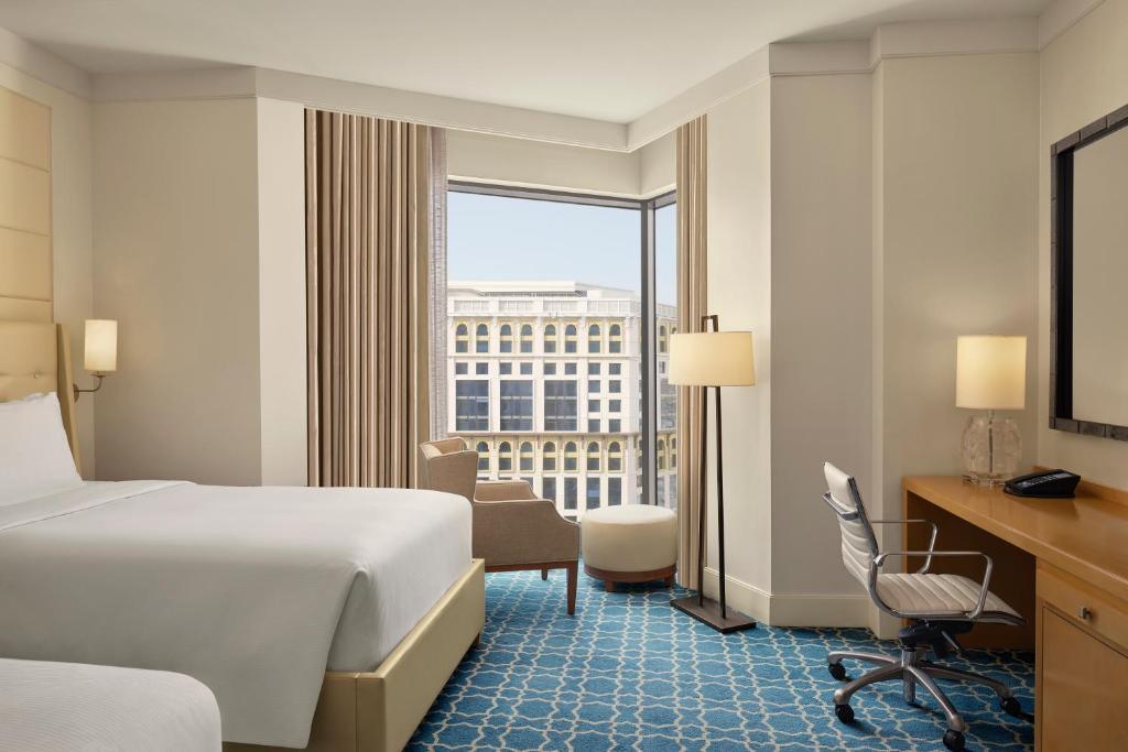 Hilton Hotel & Convention 4